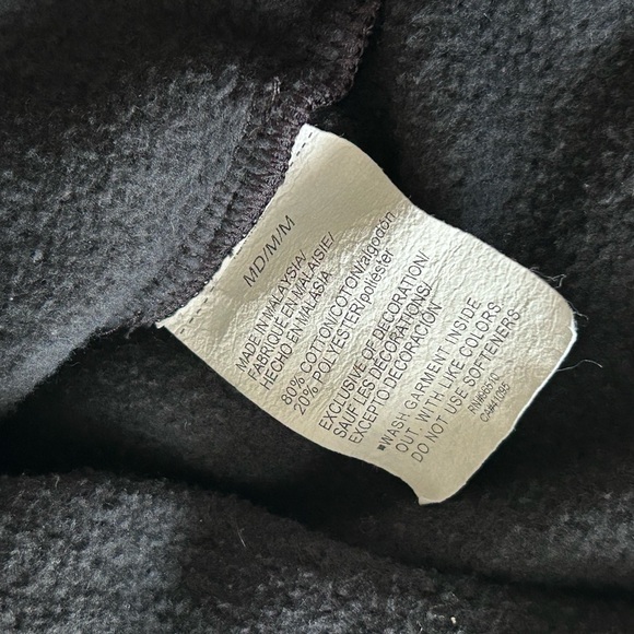 Under‎ Armour Black Sleeveless vest with Red Text - Picture 6 of 8